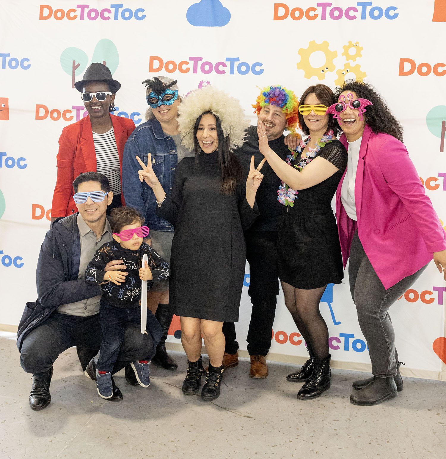 Familles et invités qui s'amusent au photomaton DocTocToc, accessoires de fête au visage