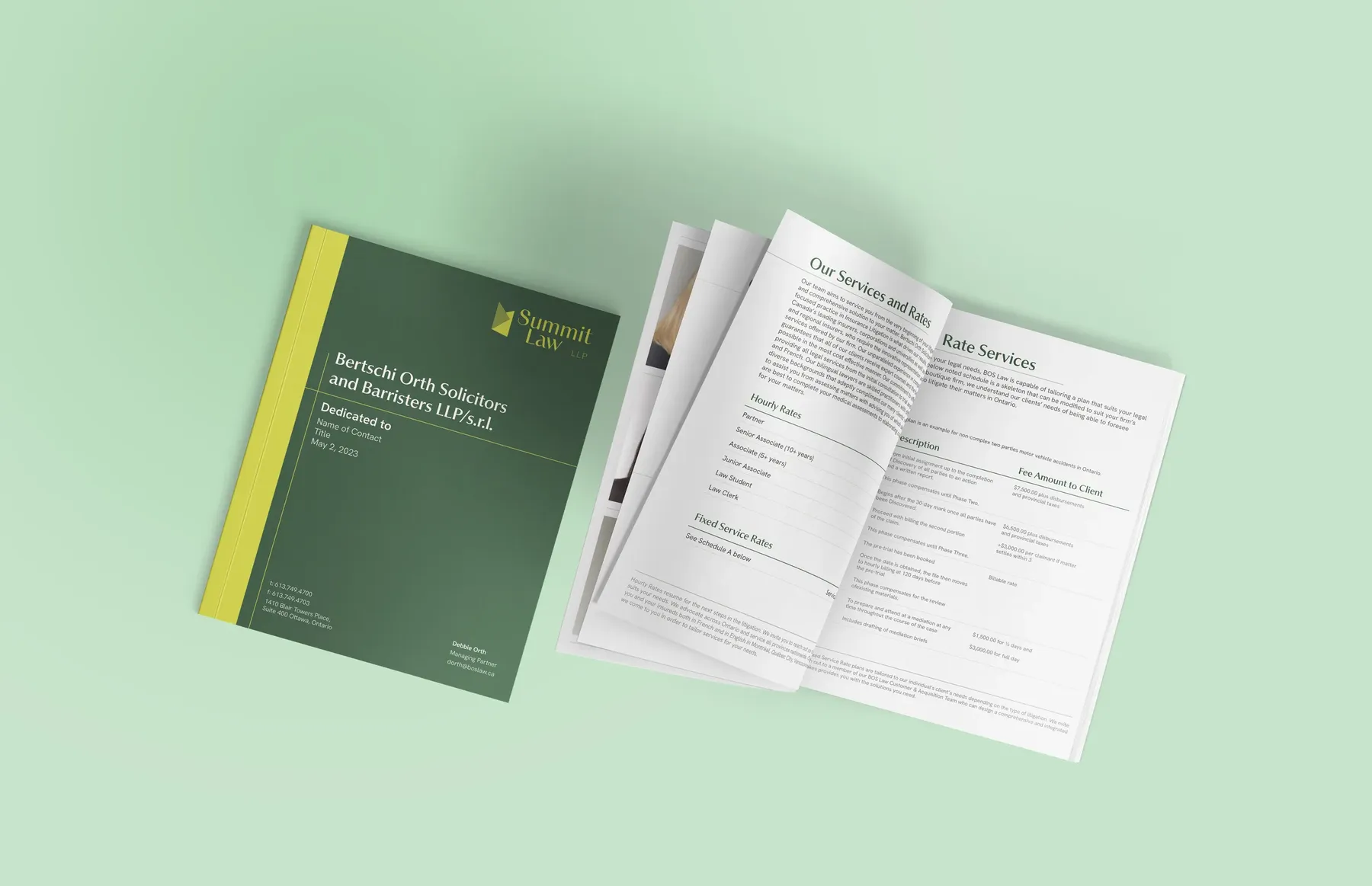 Brochure verte Summit Law, fermée et ouverte