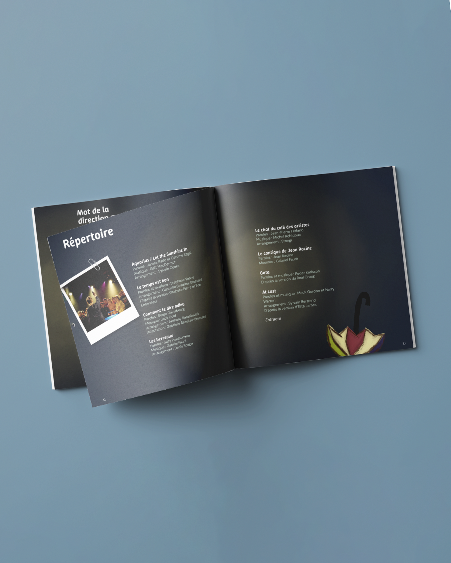 Livret ouvert à fond noir avec photos et textes de programme des Voix Ferrées