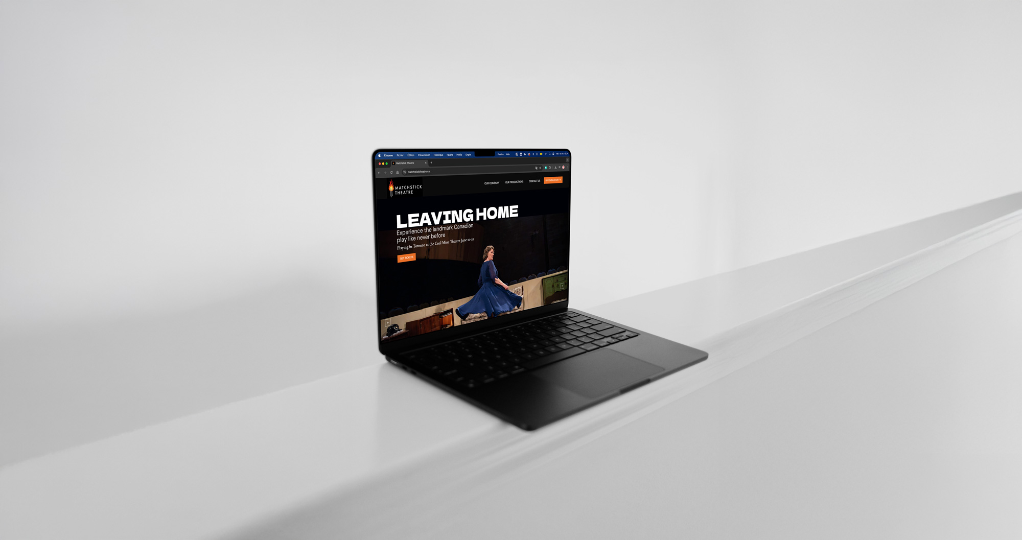 Ordinateur portable affichant la page « Leaving Home » de Matchstick Theatre