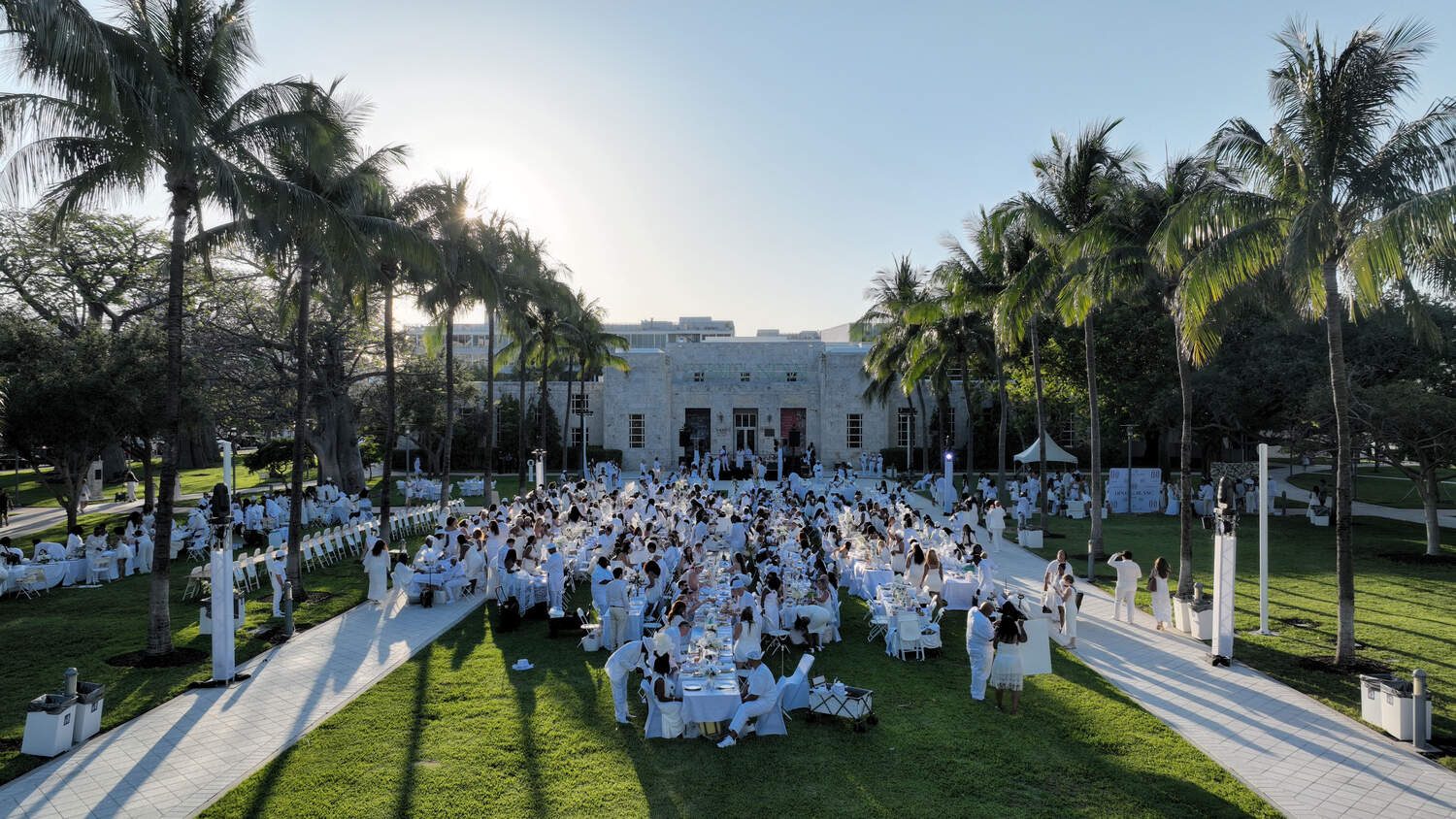 Vue aérienne d’un Dîner en Blanc